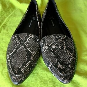 Women's size 8 slip-on snakes pattern shoes
